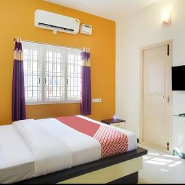 Hotel STAR INN, hotel di Perunkalattu