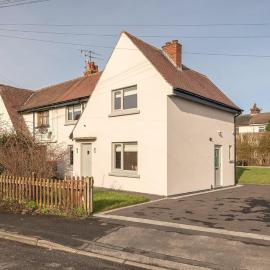 Chevin Forest Home with Cinema Style Room FULL HOUSE, хотел в Отли