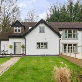 Luxury Countryside Retreat with Pool Surrey Hills Escape - Pass the Keys, hotel a Leatherhead