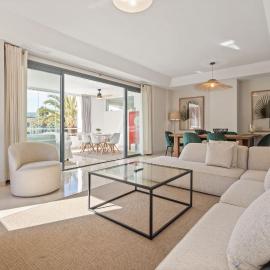Sotogrande Alboaire- Waterfront luxury 4 bedroom Apt in the Marina of Sotogrande, hotel in Sotogrande