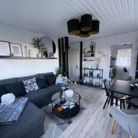Mysigt stuga med sjöutsikt, Undenäs Tivedens nationalpark, hotel in Undenäs
