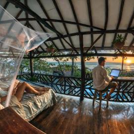 Balcony Bedroom Suite w Romantic Sunsets - AC - Pool, hotel a Pochomil