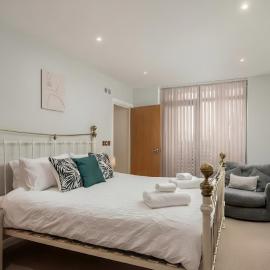 Warner Bro's Penthouse - Free Parking, Lift Access, Ideal for Contractors, hotel in Watford West Station