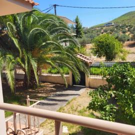 Relaxing Summer House with Garden & Private Parking 4 min from Beach in Pefki, hotel v destinácii Pefki