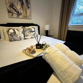 Modern 2 Bedroom Ground Floor Apartment near city centre, hotell i Glasgow
