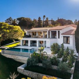 New 5BR Retreat with Pool, Terrace & Garden, מלון בואלאוריס