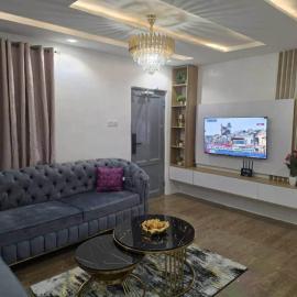 BlueHomes - Cozy 1 Bedroom Holiday Suite and Apartment in Lagos, hotel sa Ogba