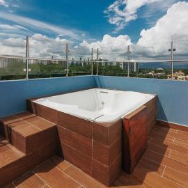 Exclusive Top-Floor Penthouse with Jacuzzi - BlueCasas
