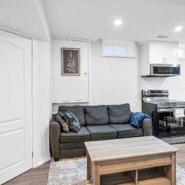 Newly Renovated 2BR Basement Suite, Private Entry, מלון בפיקרינג
