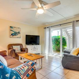 Cute Cocoa Beach Condo w/ Pool & Beach Access!, hotel i Cocoa Beach