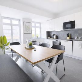 Larooms Merseburg - Apartment CS01 - 3 Zimmer, 7 Betten, 2 Bäder, 2 Parkplätze, Balkon & Aufzug