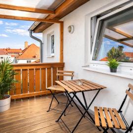 Larooms Merseburg - Apartment LP01 - 2 Zimmer, 2 Einzelbetten, 1 Doppelbett, große Couch, Küche, Balkon, Waschmaschine