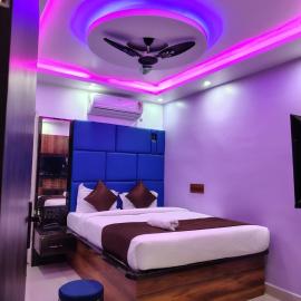 Hotel Midnight، فندق في مظفربور