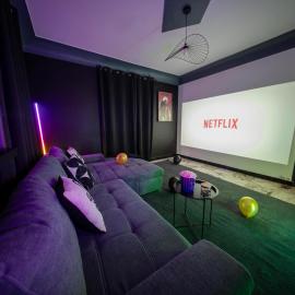 Le Salon Privé - Cinéma, Billard, Parking & Billiard, viešbutis mieste Belė