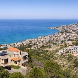 Modern 3 BDRM Flat 3-Minute Drive from Jadra & Jiyeh, hotel em Barja