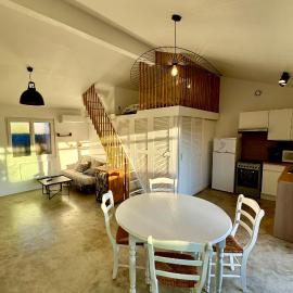 Grand studio avec terrasse, hotel in Saint-Marcel-lès-Valence