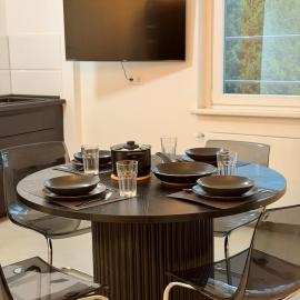 Modern, bright apartment for individuals & groups