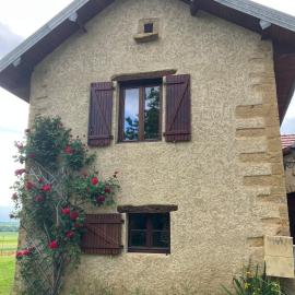 Gîte du Poisson Rouge, grand terrain, cheminée, 10 min Arbois