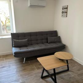 Maison 2 chambres, climatisée avec cour privative, hotel in Montceau-les-Mines