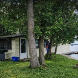 2-bedroom Balsam Lake Lower Boathouse #1A, hotel in Kawartha Lakes