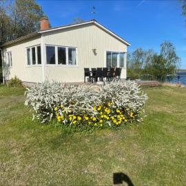 Sommarstuga med strandtomt, hotelli kohteessa Ronneby