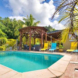 Villa du Houëlmont, piscine & jardin - Gourbeyre، فندق في Gourbeyre