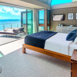 Yacht Club 33 Serenity House Ocean Views 2 Buggies, hotel in Hamilton Island