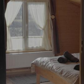 Cabană la poalele munților cu ciubăr, hotel a Jieţ
