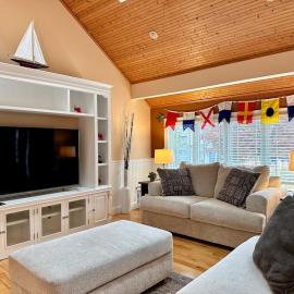 Cozy 3BR Annapolis sleeps 6 Private Deck, Parking, hotelli kohteessa Annapolis