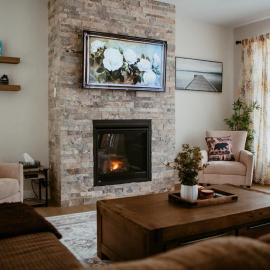 3 Bedroom Modern Muskoka Retreat with King Bed and Hot Tub, hotel in Dwight