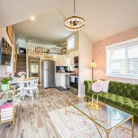 Rainforest Tiny Home Retreat #16 Floral Cottage, hotel i Forks