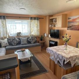 Bright Family Caravan with Deck & BBQ at Seawick Holiday Park, Clacton, hotel in Clacton-on-Sea