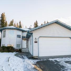 Bright 3BR Upper Suit, 23 min to Jasper NP, hotel di Hinton