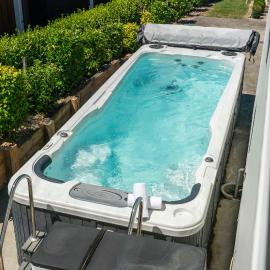 Luxury Retreat, amazing swim spa, wifi,central location