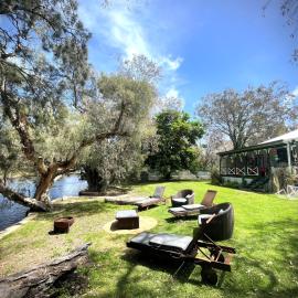 River Cottage, Absolute Waterfront Family and Pet Friendly Escape, hotel in North Yunderup