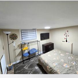 Bright Room in Walkout Basement, hotelli kohteessa Pickering