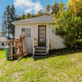 Charming Lakeview Family Resort in Katchwanooka with Private BBQ and firepit, hotell i Lakefield