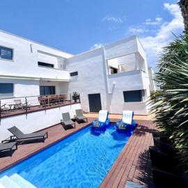R64 Deluxe Villa Déjà Vu, hotel u gradu Kalafelj