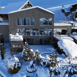 Stunning 4BDR Villa- Private Sauna & Lake View, hotel em Morschach