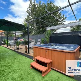 LITTLE GEM by BOURNECOAST - A Spacious Bungalow with a HOT TUB in the Garden - HB10694, hotel in Bournemouth