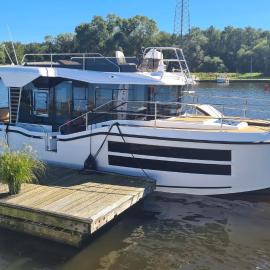 Luxury motor yacht with harbour view, khách sạn ở Marknesse