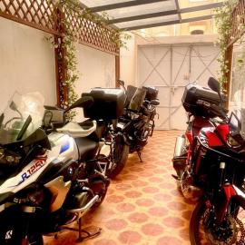 Spacious Apartment with Motorcycle Garage, Free Parking, and Air Conditioning, hotel i Errachidia