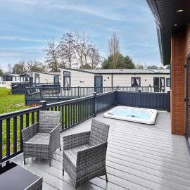 Mulberry Lodge with Hot Tub