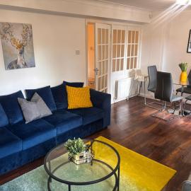 Spacious 3-bed apartment close to Birmingham City with free parking with Netflix contractor stays welcome