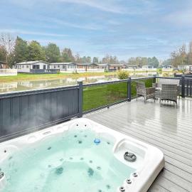 Huckleberry Lodge with Hot Tub