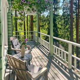 Villa Käpylä - Charming Lakeside Cabin with Sauna, hotel di Pääskylä