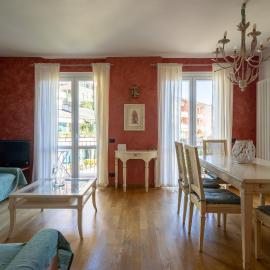 Portovenere a due passi dal mare / parcheggio privato, ampio appartamento fino a 8 persone, Hotel in Porto Venere
