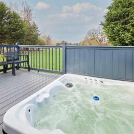 The Kestrel Lodge with Hot tub, hotel i York