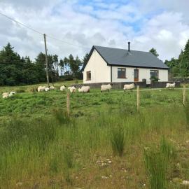 Countryside Cottage in Connemara, hotel i Rusheeny