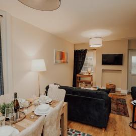 Dale House, sleeps 7, central, parking x2, garden